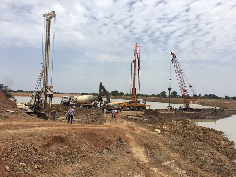 Construction of the substructure of Kuajok Bridge on Jur River, South Sudan — UN World Food Programme